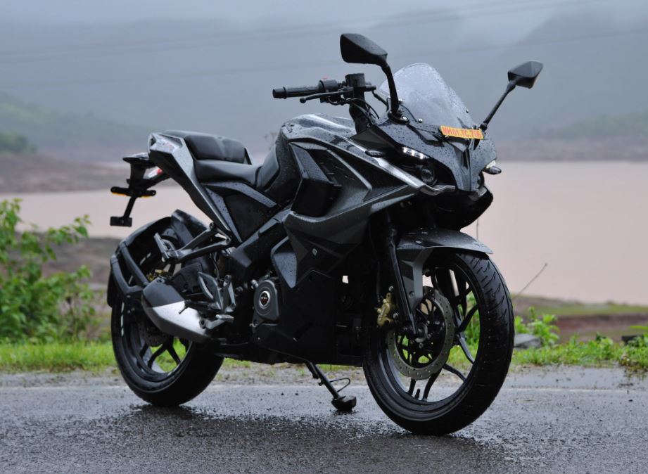 pulsar rs 200 best performance bikes under 2 lakhs